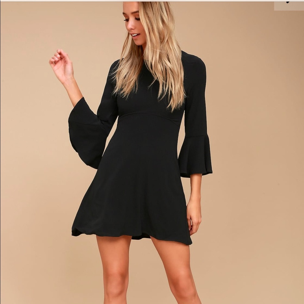 NEW W TAGS ❣️ Lulu’s black dress w flounce sleeves
